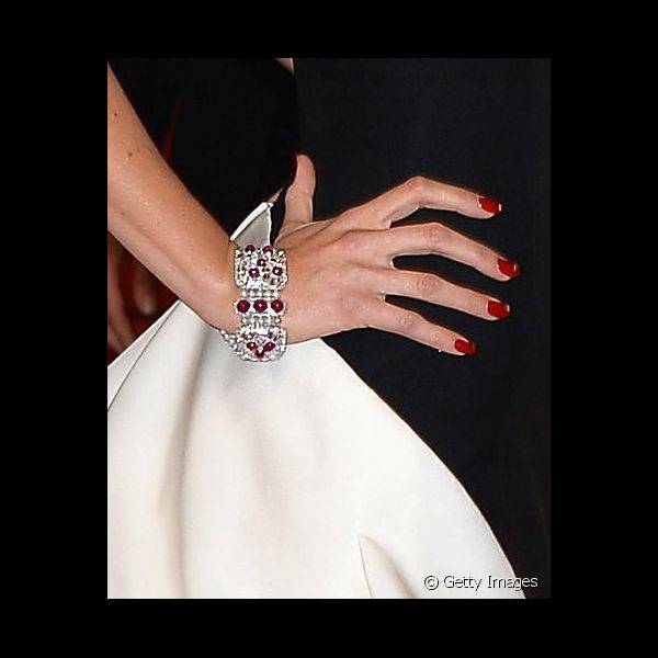 A atriz Blake Lively compareceu ao terceiro dia do Festival de Cannes com as unhas pintadas de vermelho, combinando com um belo bracelete